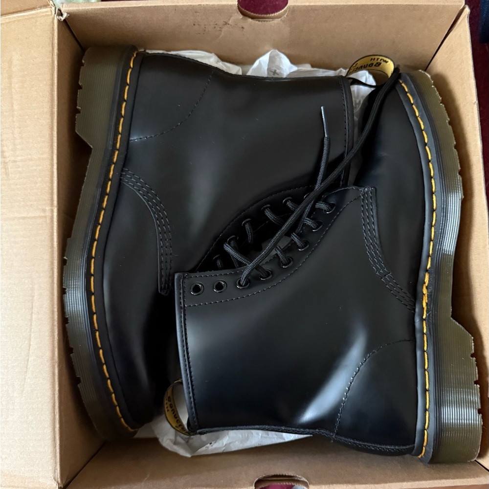 Dr. Martens Black Lace Up Boots with Air-Cushioned Soles - Picture 6 of 6